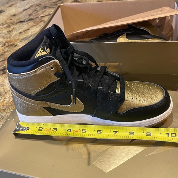 NIB NIKE AIR JORDAN 1 LEATHER HIGH OG BLACK/METALLIC GOLD FD1437 BOYS SIZE 7 - Picture 16 of 16